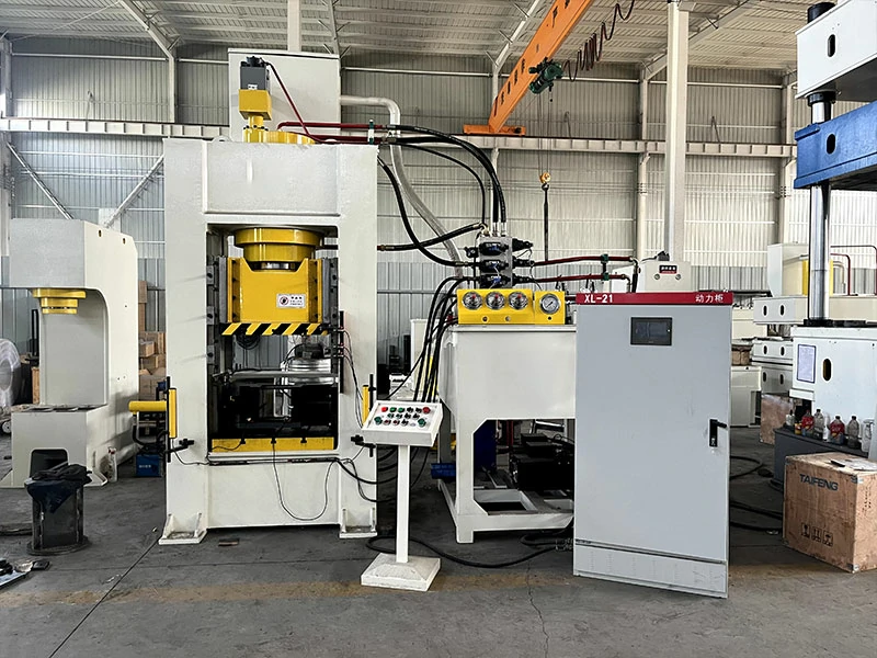 Hydraulic press for electrical power industry performing thermal lamination of solar photovoltaic panels with EVA encapsulant
